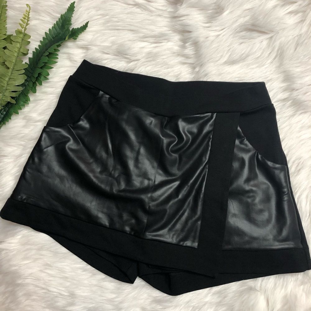 atina cristina Black Skort